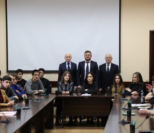 Салман Дадаев обсудил внешнеполитическую ситуацию со студентами-юристами ДГУ