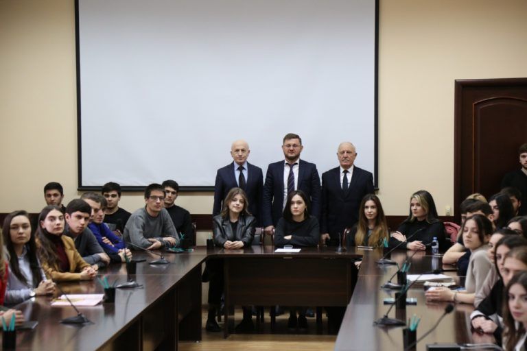 Салман Дадаев обсудил внешнеполитическую ситуацию со студентами-юристами ДГУ