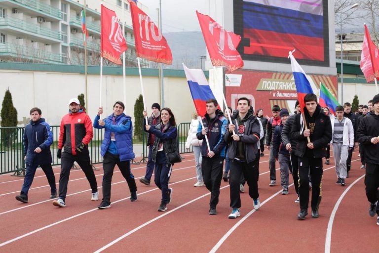 Акция в поддержку российской армии состоялась на стадионе им. Исинбаевой в Махачкале