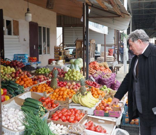 Глава Минсельхоза РД промониторил цены на продукты на рынках Махачкалы