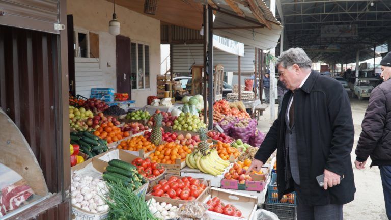 Глава Минсельхоза РД промониторил цены на продукты на рынках Махачкалы