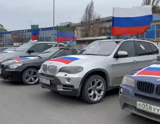 По улицам Махачкалы и Каспийска прошел автопробег в поддержку российской армии