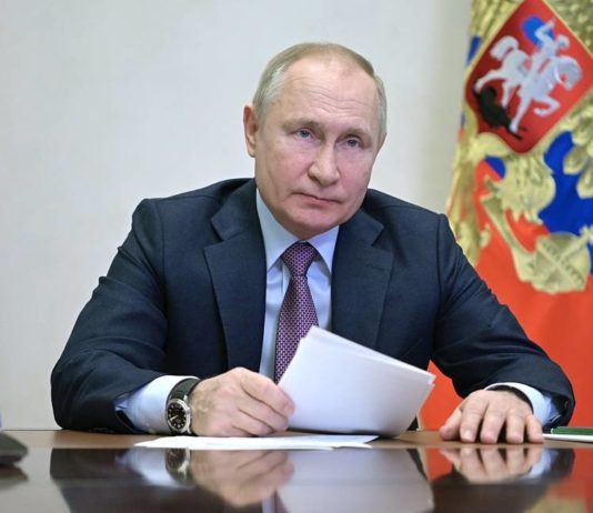 Путин объявил о повышении МРОТ, зарплат бюджетников и пенсий