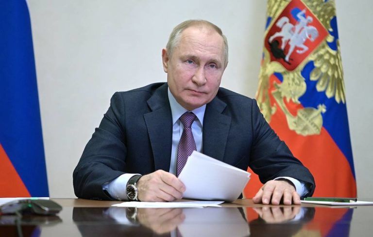 Путин объявил о повышении МРОТ, зарплат бюджетников и пенсий