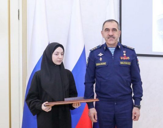 В Махачкале прошло вручение звезды Героя России родным Нурмагомеда Гаджимагомедова