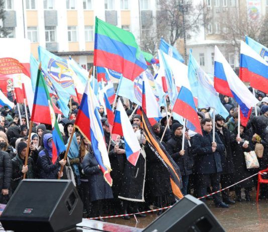 На главной площади Махачкалы отпраздновали 8-летие воссоединения Крыма с Россией