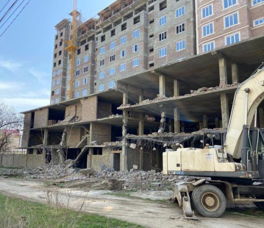 В Махачкале демонтируют еще одно незаконное строение