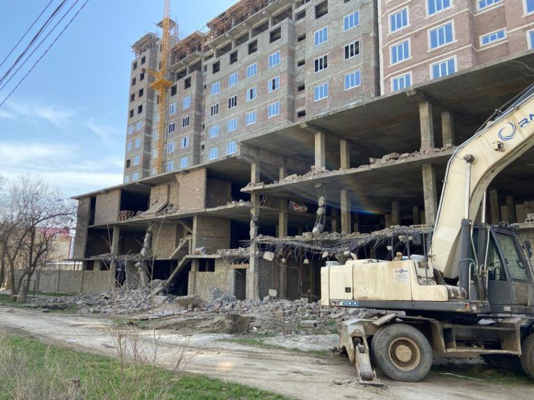 В Махачкале демонтируют еще одно незаконное строение