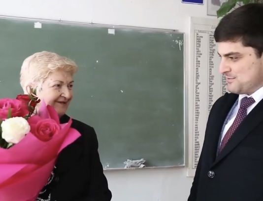 Начальник управления образования Махачкалы поздравил учителей с наступающим 8 марта