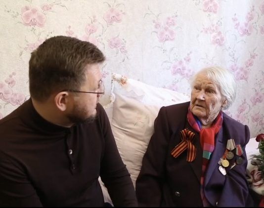 Мэр Махачкалы поздравил с 8 марта ветерана Тамару Матлашенко