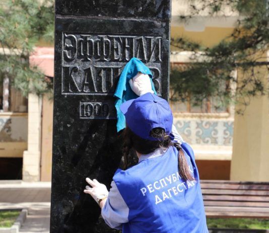 В Махачкале волонтеры провели субботник по облагораживанию памятников