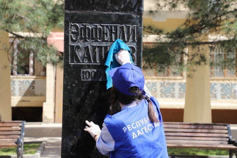 В Махачкале волонтеры провели субботник по облагораживанию памятников