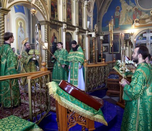 Архиепископ Варлаам совершил Литургию в Свято-Успенском соборе г. Махачкалы