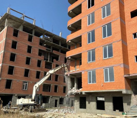 В Махачкале демонтируют незаконный 9-этажный каркас многоквартирного дома