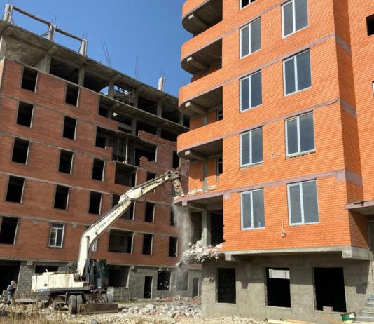 В Махачкале демонтируют каркас 9-этажного дома