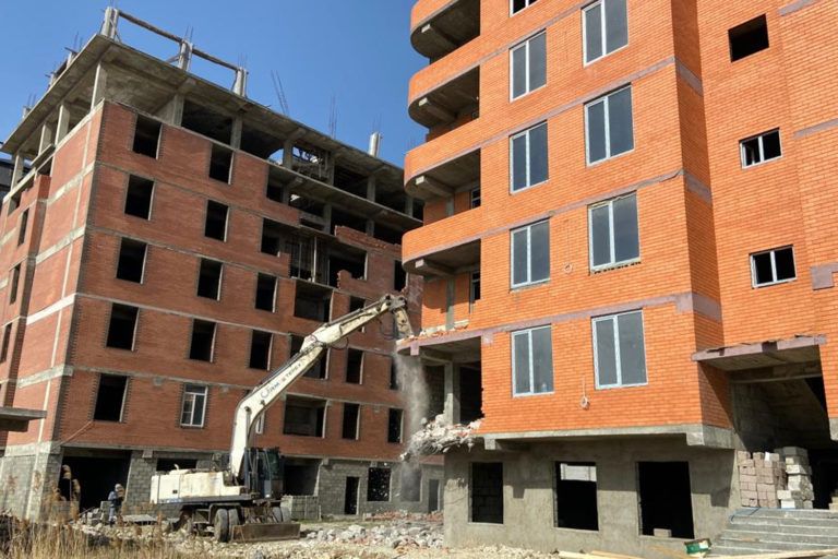 В Махачкале демонтируют каркас 9-этажного дома