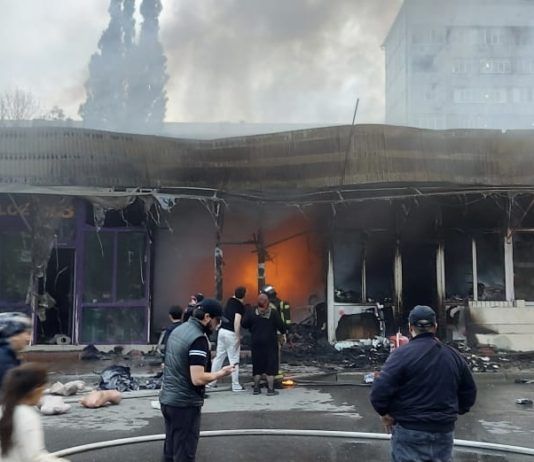 Несколько торговых точек загорелось в Махачкале