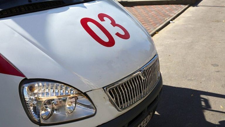 В Махачкале подросток получил удар током, взобравшись на дерево в парке