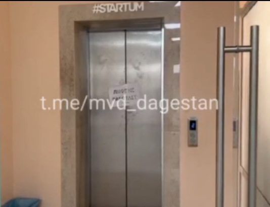 Две женщины получили переломы при падении лифта в торговом доме в Махачкале