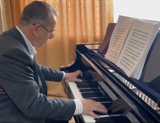 Детская школа искусств в Махачкале получила новый концертный рояль