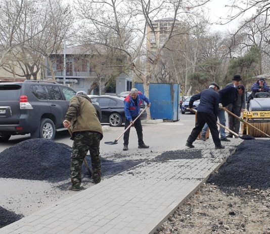 В двух скверах Махачкалы подрядчики по требованию Салмана Дадаева начали перекладку велодорожек