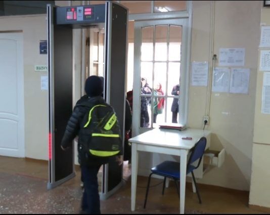 Мэрия Махачкалы закупила металлорамки для школ и детских садов