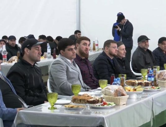 Мэр Махачкалы организовал коллективный ифтар в «Шатре Рамадана»