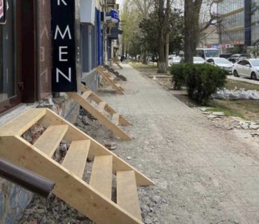 Мэрия Махачкалы объяснила установку деревянных лестниц у входа в коммерческие объекты в центре города