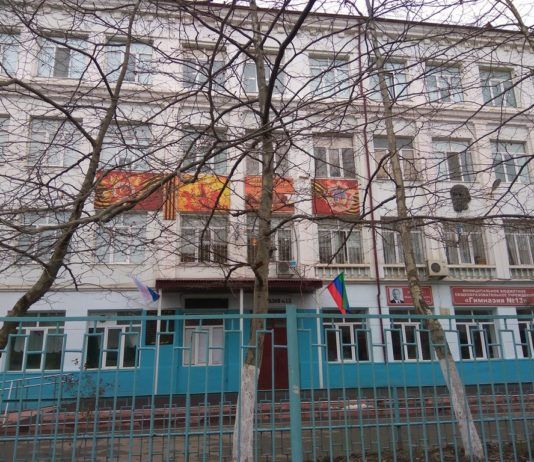 Остановка у гимназии №13 по улице Коркмасова в Махачкале на прежнем месте