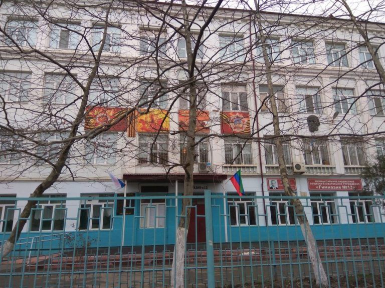 Остановка у гимназии №13 по улице Коркмасова в Махачкале на прежнем месте