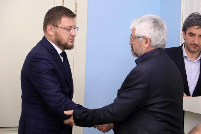 Мэр Махачкалы вручил ордена Мужества родным погибших на Украине военнослужащих