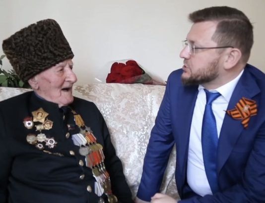 Мэр Махачкалы навестил ветерана Ибрагим-Пашу Садыкова