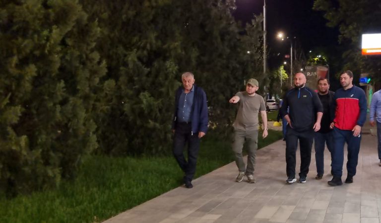 Глава Махачкалы пригрозил жесткими мерами предпринимателям, оставляющим мусор на тротуаре