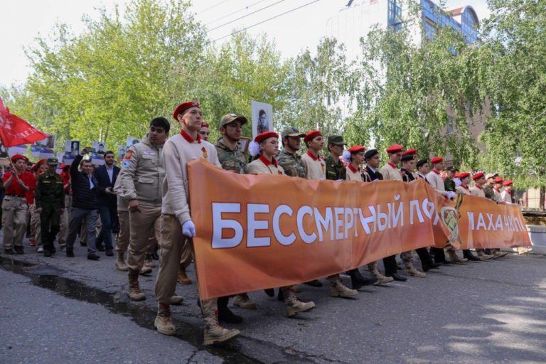 Около 28 тыс. человек приняли участие в шествии «Бессмертного полка» в Махачкале