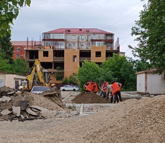 Продолжается ремонт дворовых территорий по ул. Учительской