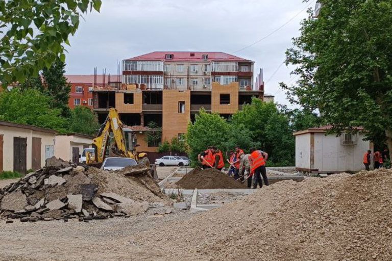 Продолжается ремонт дворовых территорий по ул. Учительской