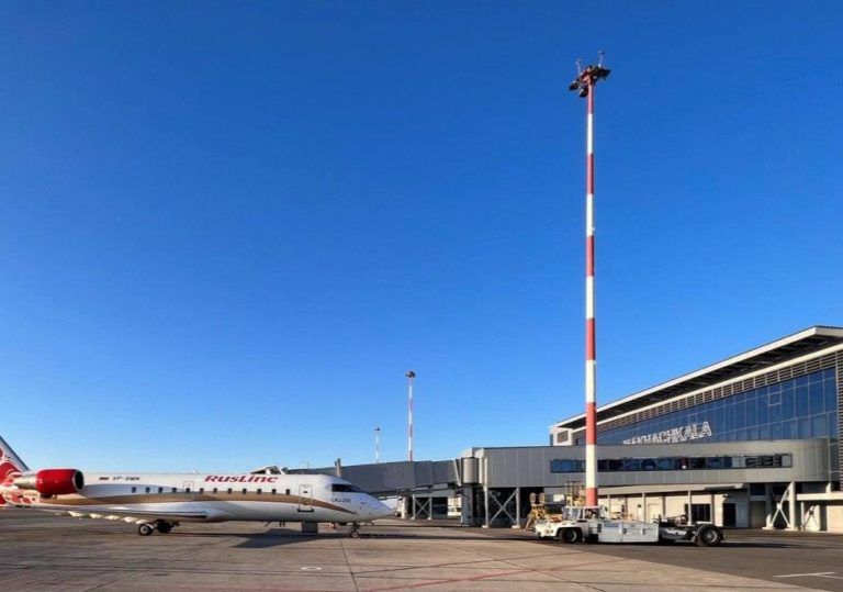 Пассажиропоток в аэропорту Махачкалы за майские праздники вырос на 17,5% относительно 2021 года