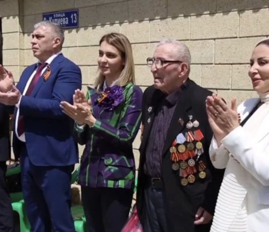 Во дворе дома ветерана войны провели праздничный концерт