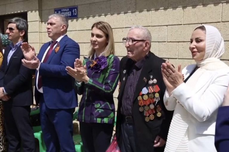 Во дворе дома ветерана войны провели праздничный концерт