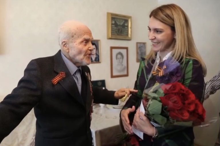 Замглавы города в преддверии Дня Победы навестила ветерана войны