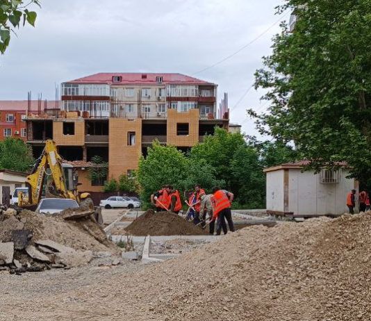 В Махачкале продолжается ремонт дворовых территорий по ул. Учительской