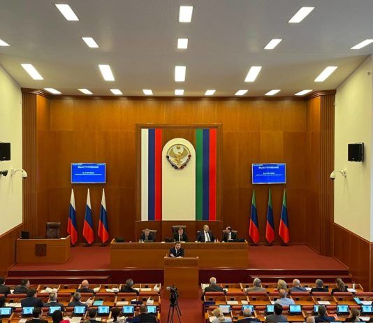 Мэр Махачкалы рассказал депутатам парламента РД о реализации функций столицы