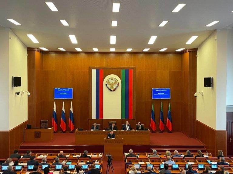 Мэр Махачкалы рассказал депутатам парламента РД о реализации функций столицы