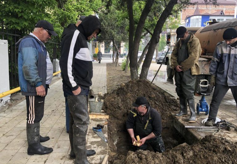 На улице Коркмасова в Махачкале идет экстренная замена трубопровода