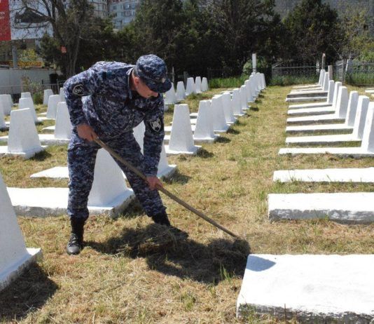 В Махачкале прошли субботники по благоустройству воинских захоронений