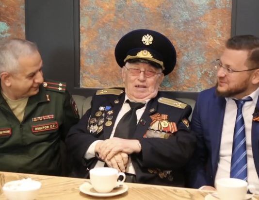 Мэрия Махачкалы организовала праздничный концерт для ветерана Курбана Курбанова