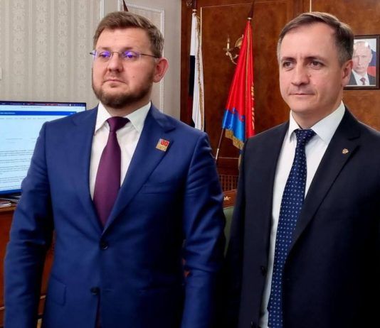 Мэру Махачкалы вручили юбилейный нагрудный знак к 100-летию ДАССР