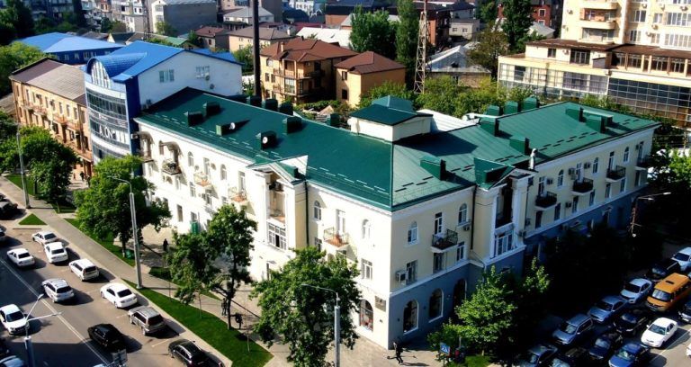 Десять многоквартирных домов обновили на улице Коркмасова в Махачкале