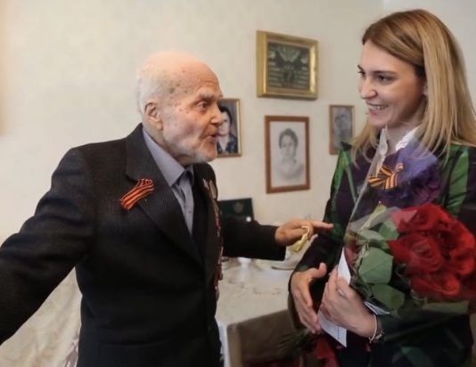 Замглавы Махачкалы в преддверии Дня Победы навестила ветерана Ахмед-Наби Апашева