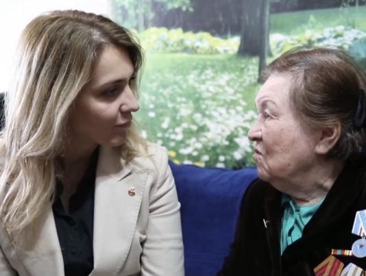 Сотрудники мэрии Махачкалы в преддверии Дня Победы навестили ветерана Валентину Оверину